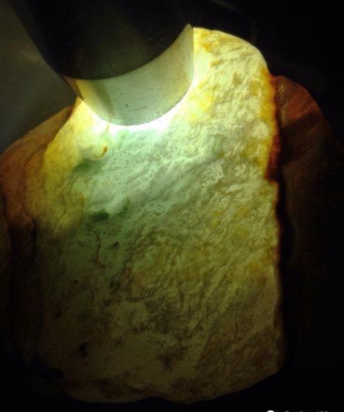 三十年前收藏的一块玻璃种翡翠原石竟能流芳百世