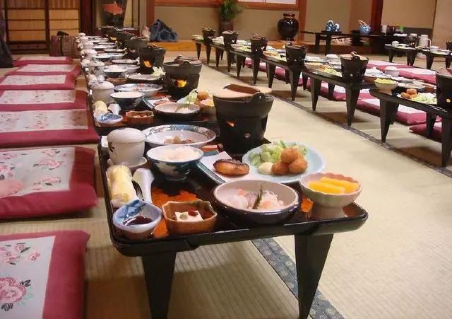 日本人晒生日宴吐槽中国人没得吃网友晒图回复还比吗