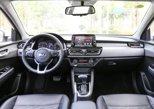 经典家用车起亚福瑞迪,外观中庸大气内饰简洁,油耗表现不错