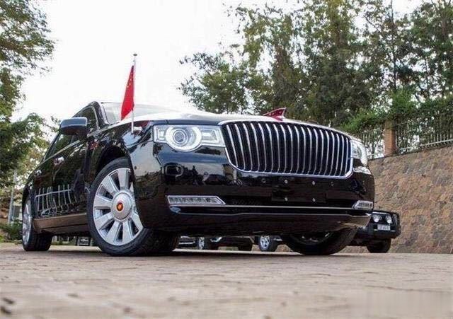 实拍红旗首款d级车搭40tv8两块液晶大屏实力硬扛奔驰s级