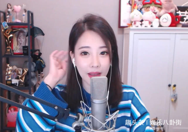 冯提莫秀舌头,不料暴出身体上的秘密,发大招了