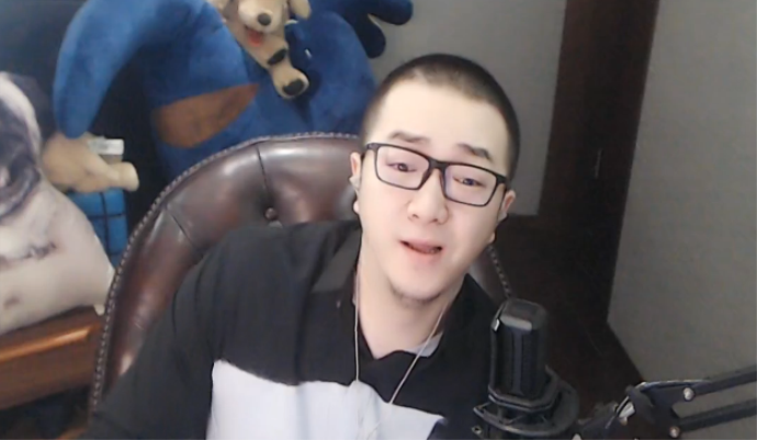 对舞帝杨大爷退网一事,部分玩家为之叫好,也有yy主播看法不同