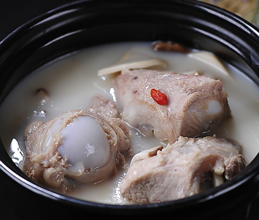 炖排骨汤,需要焯水吗?伙夫说漏嘴:多数人做错,难怪又腥又不白