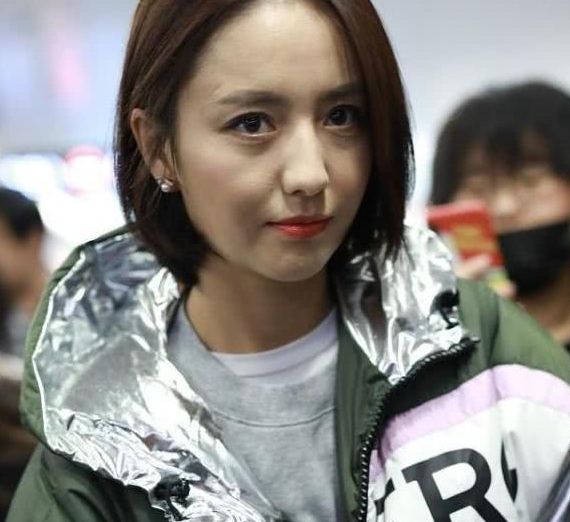 34岁佟丽娅现身机场,未修图的她是这个模样,瞬间暴露颜值差距