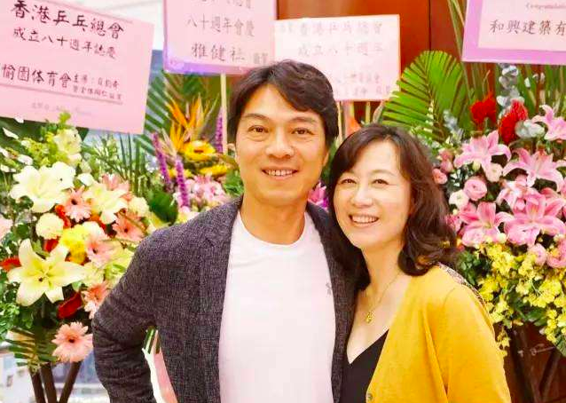 原来,在86年的时候,吴玉芳因为在文艺明星与体育明星的联欢会被江嘉良