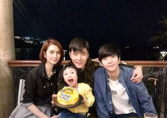 张丹峰儿子张镐濂被曝将出道,微博已清空,其颜