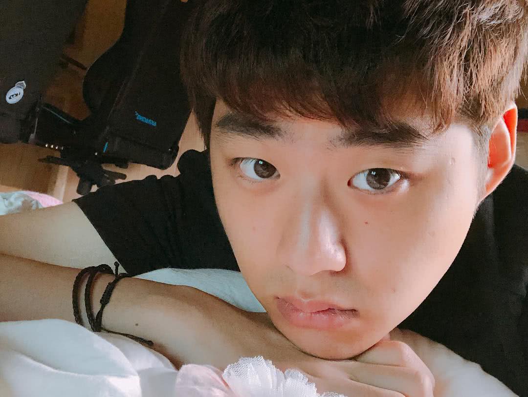 skt下路选手bang成晒狗狂魔,网友:比自拍都多不科学!