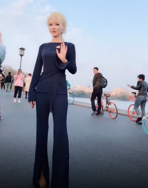 迪丽拉为显腿长真是拼,活生生续了一截真人腿,网友:佩服