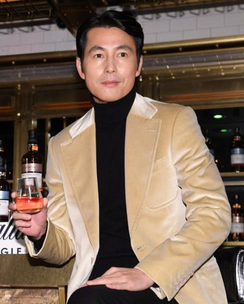 大叔line活动照:李政宰大佬气质,李阵郁胡子拉渣好看吗?