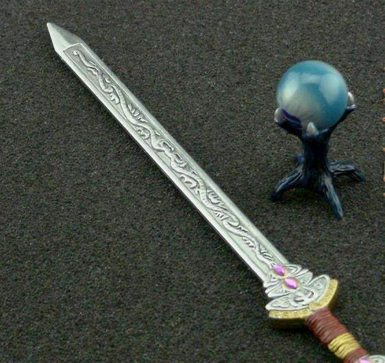 倚天屠龙乃是由大侠郭靖和女侠黄蓉用神雕大侠杨过赐予的西域玄铁重剑