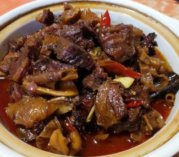 牛腩洗净,放锅里加水煮5分钟,去血水,切件备用.