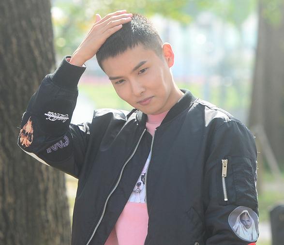 韩国男星服兵役第一步理寸头,哪家颜值经得起考验,赵寅成元斌帅