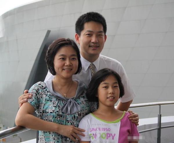 50岁张璇夺围棋亚军,42岁老公常昊亲自为她颁奖,她笑得很甜蜜