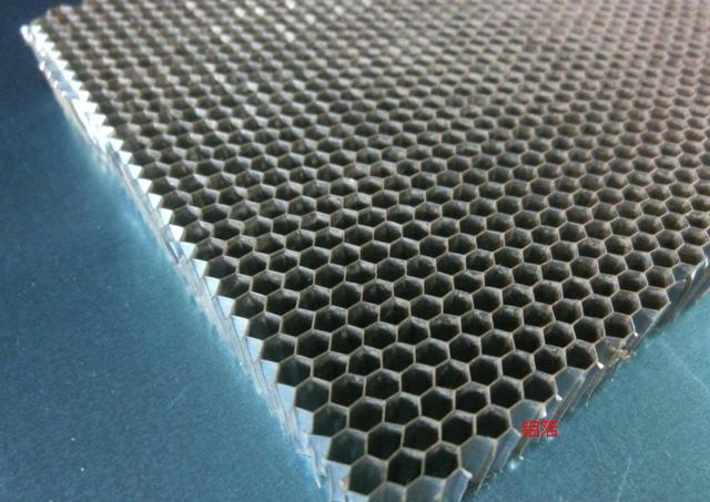 综合来说,这4种防盗门填充物各有优缺点,但是总体来说蜂窝纸最次,而