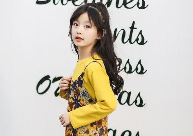 本以为9岁刘楚恬够可爱了,但看到同岁的她才知道什么叫出水芙蓉