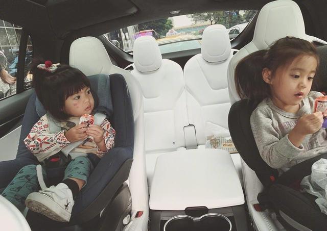 奶爸修杰楷晒带娃日常,咘咘波妞坐车上被告诫