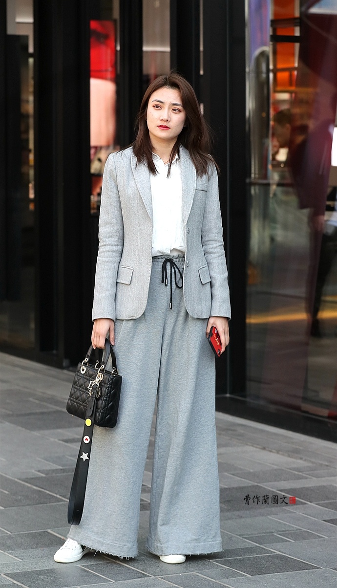 街拍:穿阔腿裤的美女更显瘦