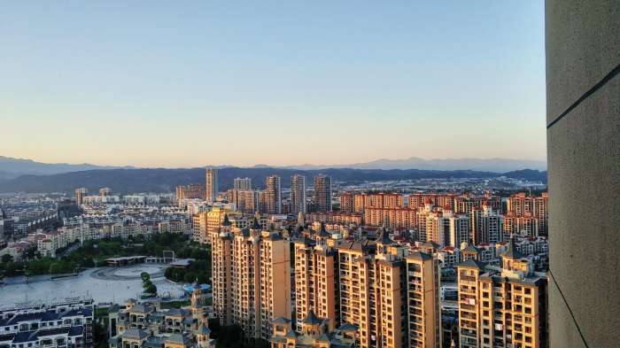 江西省抚州市南丰县随拍记录落日余晖下的城市在群山中环绕