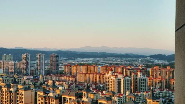 江西省抚州市南丰县随拍记录落日余晖下的城市在群山中环绕