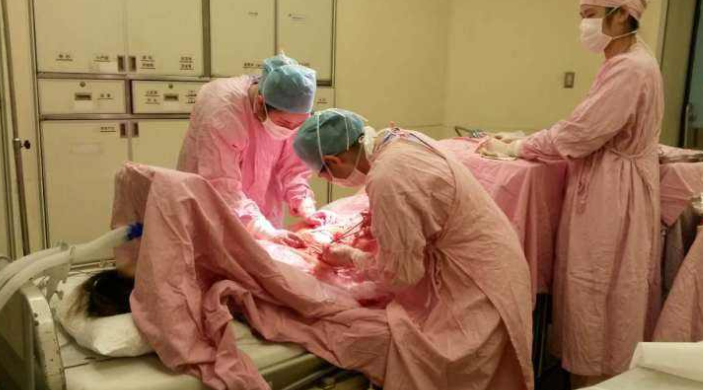 女子被宣布死亡后,送停尸间时医生感觉不对,剖开女子肚子,蒙了