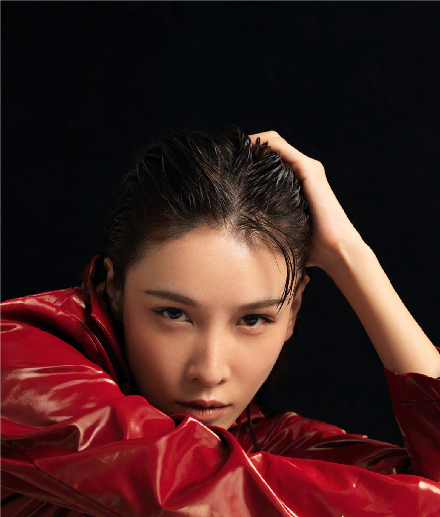 张蓝心身穿红色皮衣搭配黑色长裙,网友:比男神还要帅