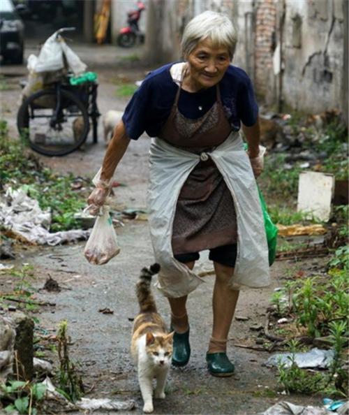 奶奶说,做这一切,无怨无悔,自己能做一点就是一点,她最担心的是百年