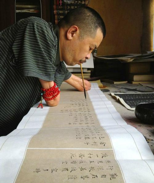 用嘴咬笔抄经5年,144万字金粉小楷,无手书法家创造国内两大奇迹|张文佑|小楷|孝女曹娥碑_新浪新闻