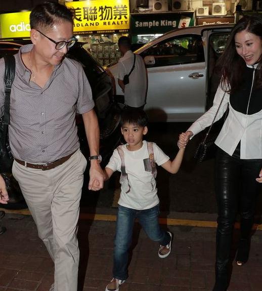 身价420亿的许世勋与妻子恩爱一生,受妻子影响,曾到市场买过鱼