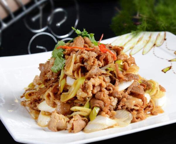 葱爆羊肉羊肉滑嫩鲜香不膻汪油包汁食后回味无穷