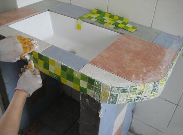 亲自用水泥做了个洗手池,成本才几十块钱,朋友看了都来拜师