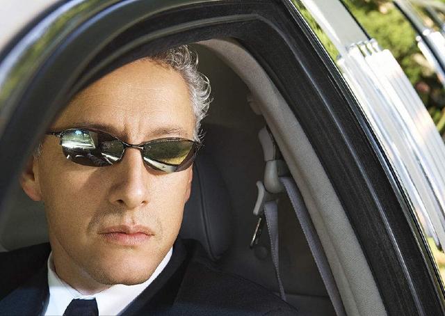 为什么很多司机开车会戴墨镜?才不是为了扮酷,这个作用才是重点