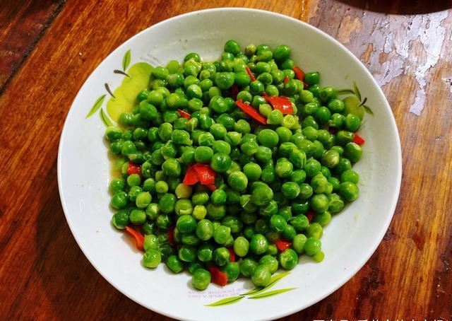这道素炒雪豆,雪豆很嫩很清甜,家人非常喜欢,最先空盘的就是这道菜.