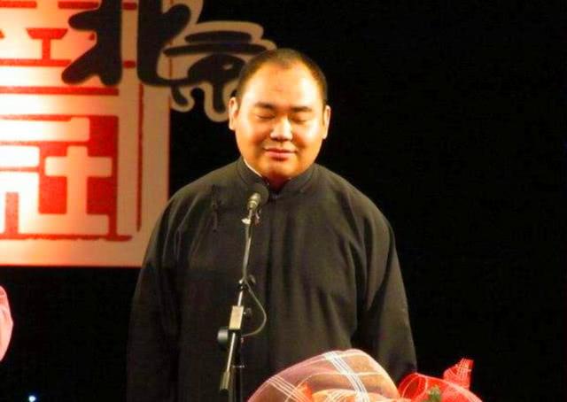 为何郭德纲让侯宝林大师的后人侯震,在德云社只当司机和报幕员