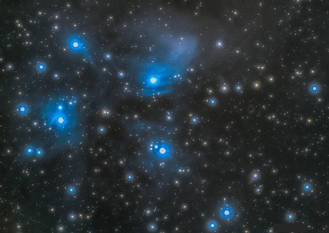 七姐妹星团七姐妹星团中的恒星往往都是发蓝色光的