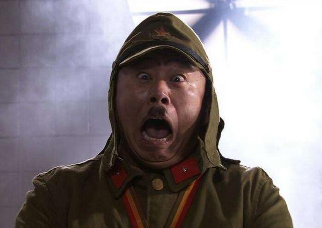 潘长江因不认识蔡徐坤被围攻,中戏导演说他给小鲜肉洗脚都不配!