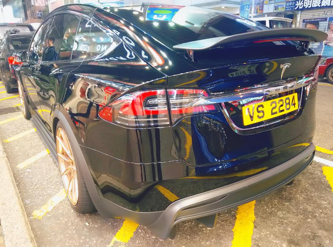 爆改特斯拉model x,黄金配色轮毂 碳纤维前脸,比超跑帅
