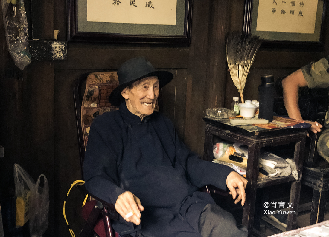 贵州的土城千年古镇有中国最后的一位袍哥去的人都和他合影
