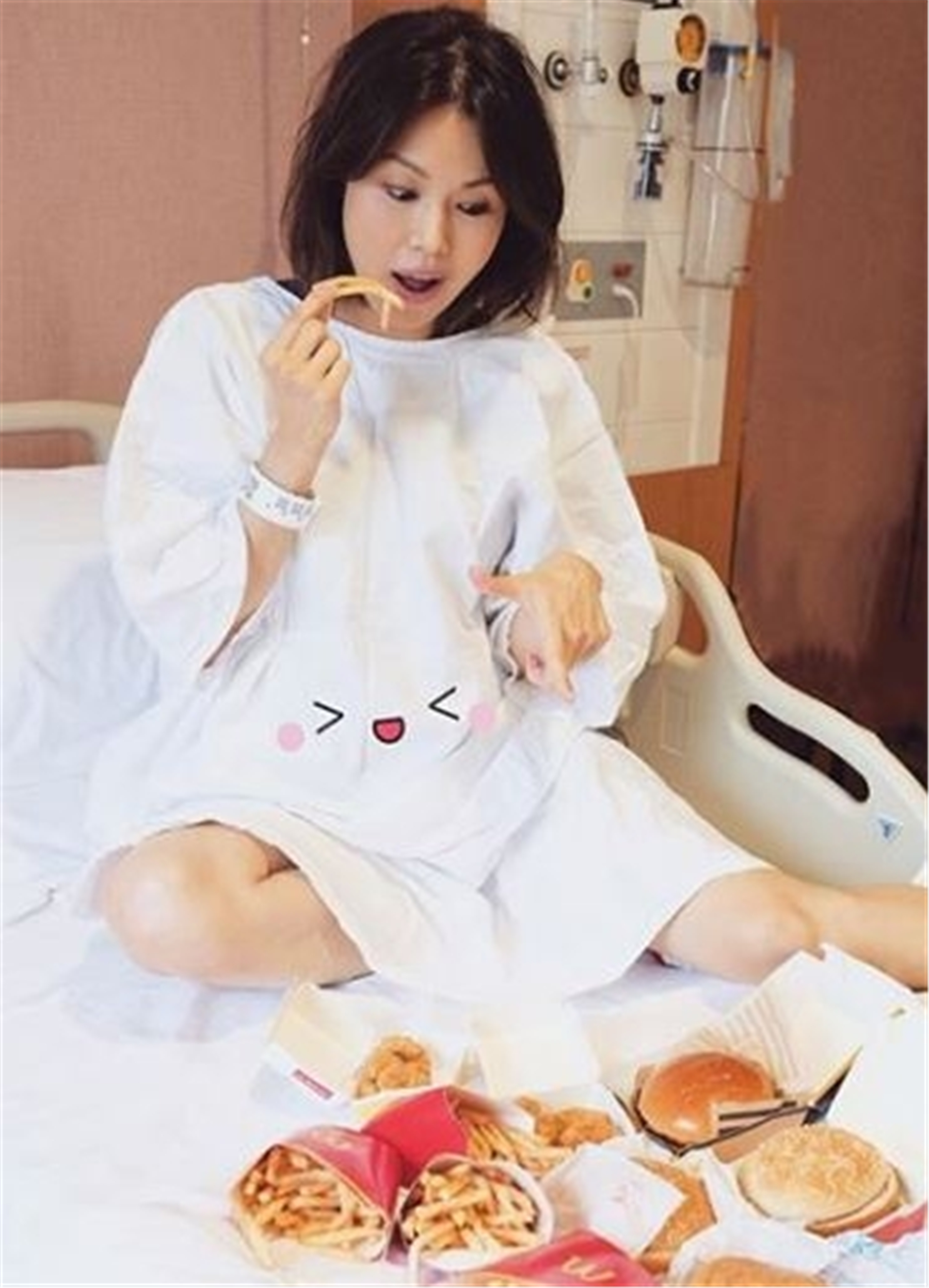 何嘉莉宣布三胎产女,当年她唱黄家驹歌泪流满面,被传是家驹女友