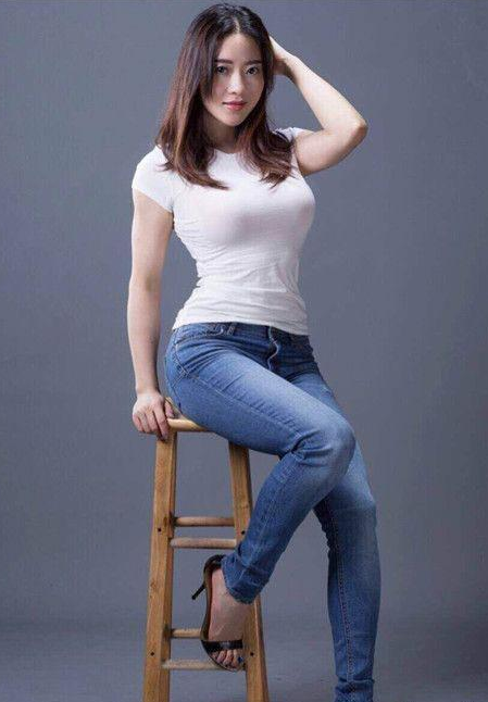 蒋娉婷身穿牛仔裤显得气场十足衬托出独特时尚气质