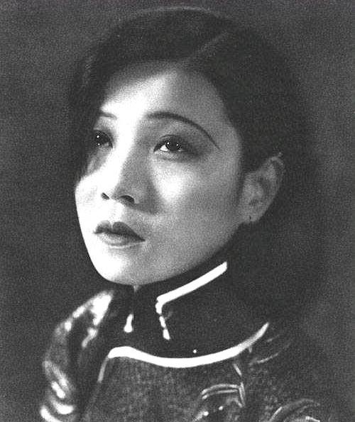 1935年3月8日,阮玲玉服下了30粒安眠药自杀了,年仅25岁,死前写了两封