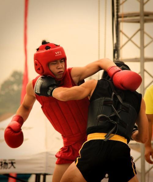 散打冠军被打身亡,对方是51岁保安大叔,网友:冠军越来越廉价