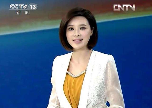新闻主播播报新闻,一直抬头看屏幕,从不低头看稿,这么自信?|提词器|新闻主播|主持人_新浪新闻