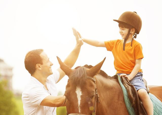 父亲在给孩子爱与自由的同时,也要学会教子要宽严有道