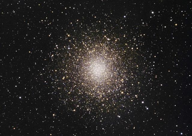 七姐妹星团又名昴星团是距离地球最近也是最亮的疏散星团