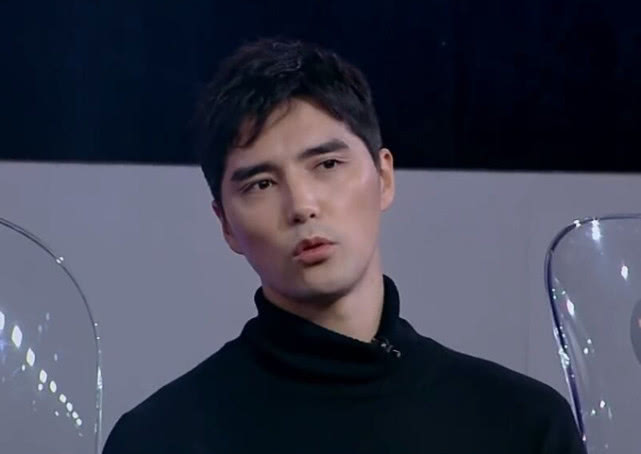 歌手,从小在草原上长大的他拥有高大的外表,宏亮的歌声,更是凭借优异