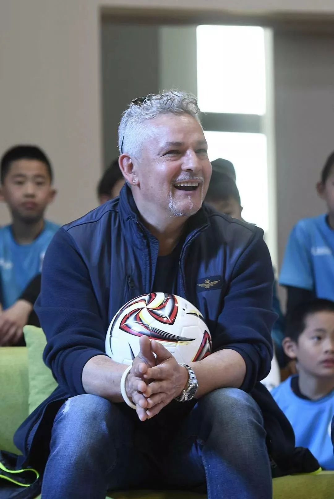 52岁巴乔近况:灵隐寺礼佛,头发花白一身潮牌,遭女粉丝强吻