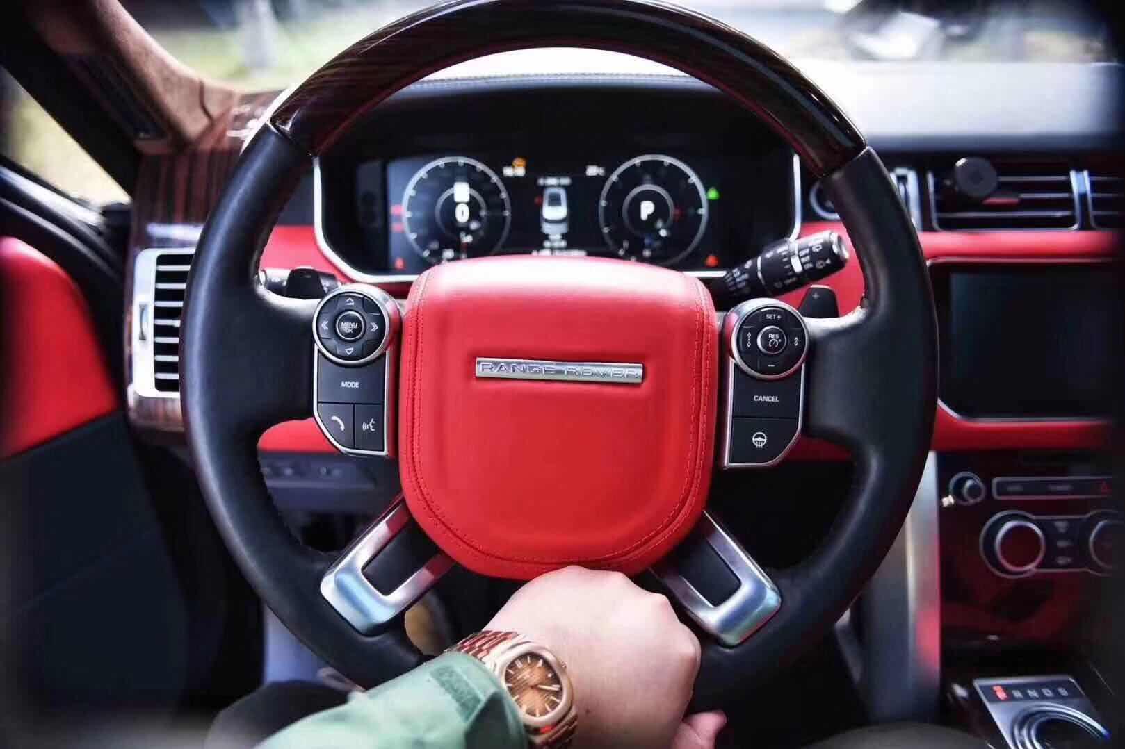 路虎揽胜辣椒红内饰亮眼,坐着也舒服,年轻设计非常漂亮