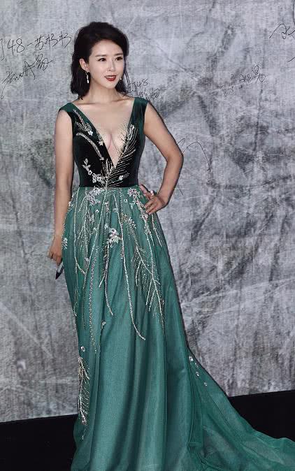 颜丹晨晒近照,年过40岁却依然少女,真是美回了当年的"嫦娥"