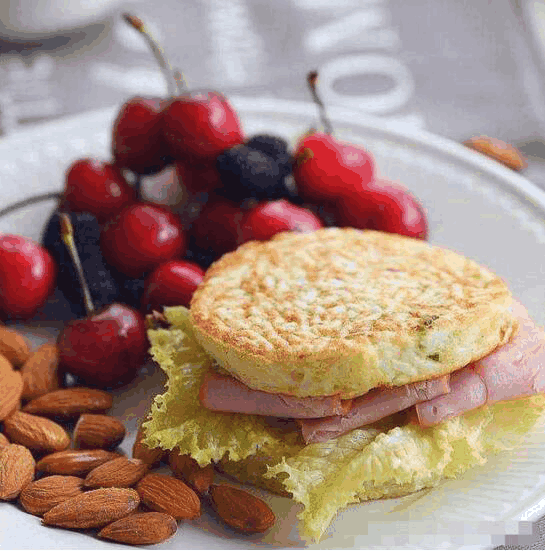 在饭店,有很多厨师为了不浪费食物,在做每一道菜的时候会用称精确食材