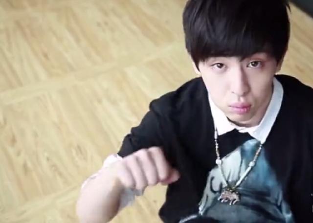 邓伦高中照片曝光,完全是当年校草的模样,粉粉的校服太萌了!